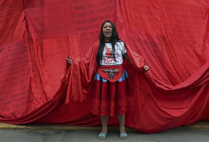 Una mujer se manifiesta en representación de las víctimas de esterilización forzada frente a la Corte Superior de Justicia en Lima, Perú, el 9 de diciembre de 2019.