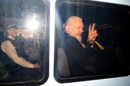 Julian Assange es conducido ante el juez en Londres el 11 de abril de 2019. Tras semanas de especulaciones, fue detenido en el interior de la Embajada donde se refugió durante siete años.