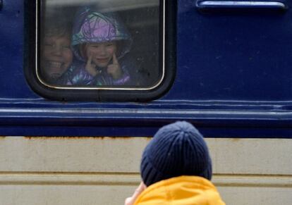 Una niña hace gestos a un hombre que se encuentra en el andén de la estación central de trenes de Kiev. El jefe de la diplomacia europea, Josep Borrell, avisó este lunes de que la Unión Europea debe prepararse para recibir a unos cinco millones de refugiados ucranios si la guerra continúa como hasta ahora.
