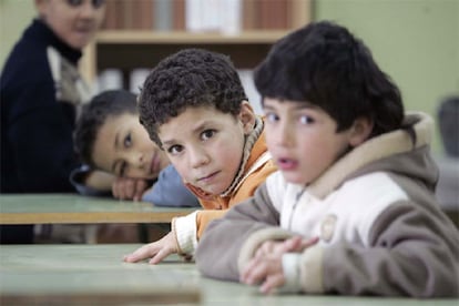 Alumnos inmigrantes en un aula del colegio Ramón Bajo de Vitoria.