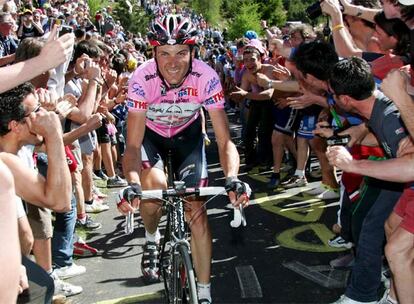 Basso luce la <i>maglia rosa,</i> como líder del último Giro.