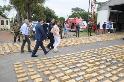 Autoridades bonaerenses frente a marihuana incautada en Pilar en 2015.