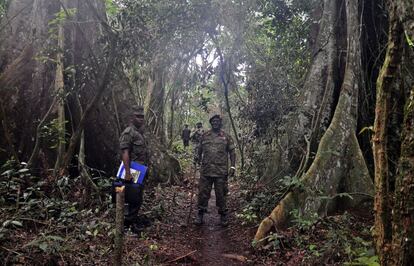 El jefe de las Fuerzas de Defensa de Uganda (UPDF) durante una visita a las tropas de las Fuerzas Armadas de la República del Congo (FARDC) en Beni.