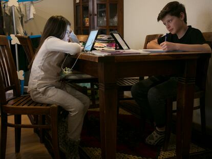 Dos niños estudian en su casa de Madrid durante la cuarentena impuesta por el coronavirus.