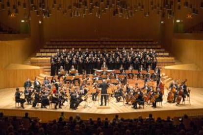 Pie de foto: Gianandrea Noseda (de espaldas) dirigiendo a los solistas, el Coro Estatal de Letonia y la Orquesta de Cadaqués la ‘Missa Solemnis’, de Beethoven, este martes en Zaragoza.