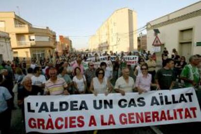Unas 200 reclaman en L'Aldea (Tarragona) reclaman a la Generalitat de Cataluña y al Gobierno central el rescate de la cooperativa del municipio, después del concurso de acreedores presentado por su sección de crédito. EFE/Archivo