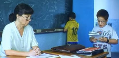 El filósofo José Antonio Marina, fundador de la Escuela de Padres y asesor en temas de educación en anteriores gobiernos, lo tiene claro: "El futuro en las aulas no puede pasar por seguir memorizando datos. Debe cambiar. Los niños deben aprender a programar desde pequeños, para diseñar su propio ordenador con la información que van a ir necesitando en la vida. Y el cerebro, ejercitarse para otras cosas, para el análisis, la crítica, la adquisición de aptitudes, etcétera". En esta misma línea opina el gerente de Innovación Educativa de la Fundación Telefónica, Javier González: "El componente digital ya no puede desvincularse de la innovación educativa. Obliga a hacer las cosas de una manera distinta, a pensar de una forma distinta. Ya no basta con que el profesor transmita conocimiento. El conocimiento está más disperso, hay que enseñar al alumno a encontrar esa información". En muchos otros países esta es la tendencia. Como cuenta en su blog Álex González, baloncestista que describe su experiencia en Estados Unidos, la universidad de ese país cada vez basa menos su educación en la memorización: "Olvídate de tener que memorizar cientos de fórmulas, fechas históricas o información innecesaria que Google pueda proporcionarte en un minuto. En Estados Unidos tienen muy claro que en nuestra época actual importa más saber razonar y encontrar la manera adecuada de resolver problemas de la vida real, que memorizar datos que probablemente estudies la noche de antes del examen y olvidarás al día después". En la imagen, escena de la película 'Manolito gafotas' (1999).