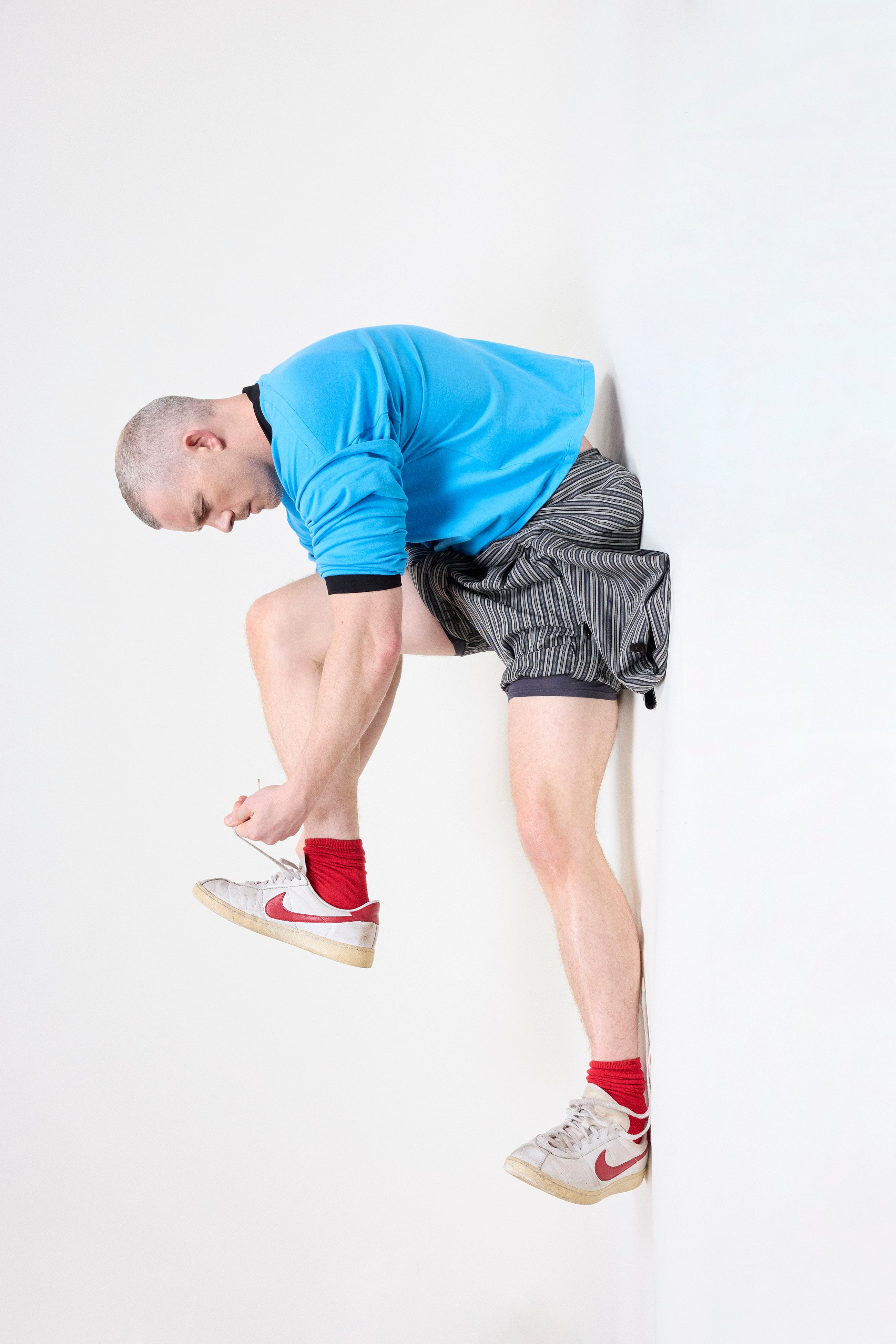 Rusell Tovey lleva ‘look’ Versace con sus propias zapatillas.