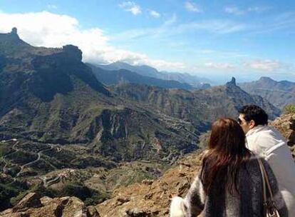 Vista de las cumbres de Gran Canaria desde el mirador de La Degollada de Hoya Becerra (a la izquierda, el Roque Nublo, y a la derecha, el Roque Bentayga).