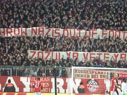 Los aficionados del Bayern exhiben una pancarta contra Zozulya.