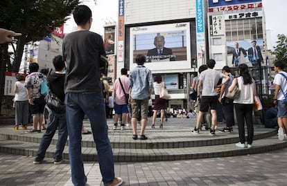 En un mensaje televisado en 2016, el soberano japonés mostró su preocupación de que "algún día" se encuentre con dificultades para llevar a cabo su papel de jefe de Estado, algo que "podría tener efectos adversos para la sociedad" nipona. Con el vídeo, mostraba su deseo de abdicar. En la fotografía, varios ciudadanos escuchan el mensaje del emperador en Tokio.