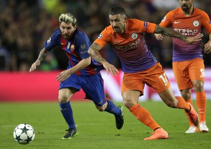 Messi lluita per la pilota amb Aleksandar Kolarov, del Manchester City.