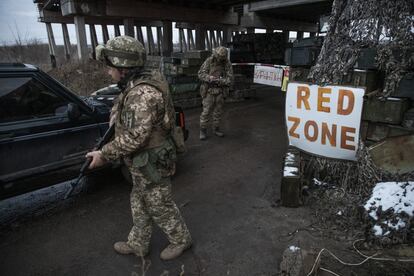 Puesto de control a una franja de la zona roja en la línea del frente, la semana pasada cerca de Pisky, en Avdiivka (Ucrania). 