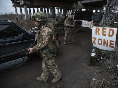 Militares ucranios cerca de las posiciones prorrusas, en Avdiivka (Ucrania).