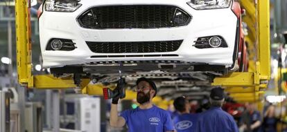 Trabajadores de Ford en la factor&iacute;a de Almussafes (Valencia).