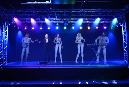 Tras fracasos matrimoniales y tensioens en el grupo, ABBA se disolvió en 1982. En la imagen, un hombre canta junto a unos hologramas que representa a los miembros de la banda.