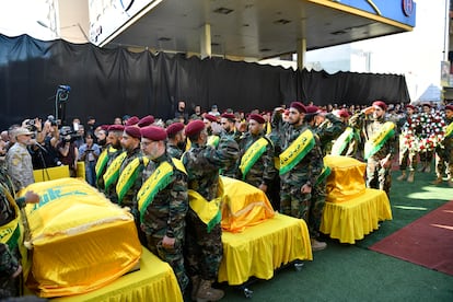 Procesión fúnebre de milicianos de Hezbolá, este viernes en Beirut.