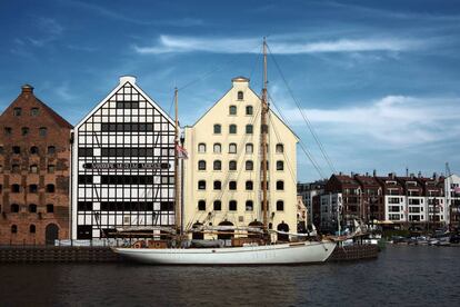 Casas de la ciudad polaca de Gdansk a orillas del río Moldava.