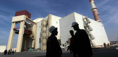 Trabajadores en la planta nuclear iraní de Bushehr, en una imagen de 2010.