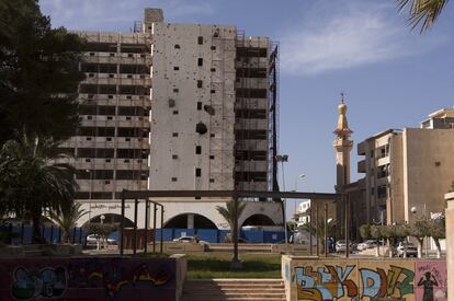 Edificio de oficinas en la avenida de Tripoli.