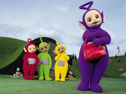 <b>¿Quién es?</b> <br> "Tiene un bolso". Ese fue el 'apabullante' argumento que muchos emplearon para asegurar que el Teletubbie color morado es de sexo femenino. <br> <b>¿Femenino o masculino?</b><br> "Creo que no tenían género, porque a los niños les da igual. Somos los adultos los que nos preocupamos de esas cosas", sostiene Juan Sanguino, crítico de cine.