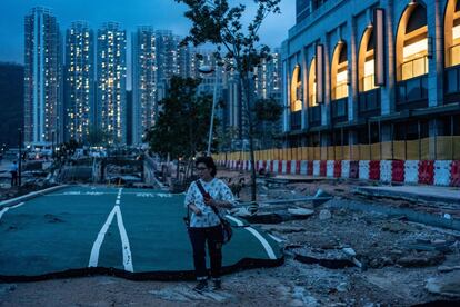 Una mujer camina por una ruta en bicicleta destruida por el tifón Mangkhut en el distrito Tseung Kwan O (Hong Kong).