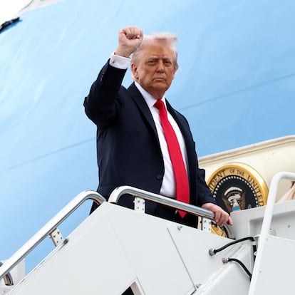 U.S. President Donald Trump and first lady Melania Trump board Air Force One as they depart for a state visit to Britain, at Joint Base Andrews, Maryland, U.S., September 16, 2025. REUTERS/Kevin Lamarque