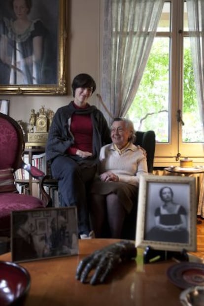 El molde mortuorio de la mano del maestro y mentor Enric Granados parece acompañar a su alumna Conxita Badia (en la foto enmarcada) en la casa de la hija de la soprano, Mariona Agustí, sentada con la biznieta, Eulàlia Domènech.