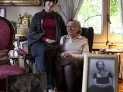 El molde mortuorio de la mano del maestro y mentor Enric Granados parece acompañar a su alumna Conxita Badia (en la foto enmarcada) en la casa de la hija de la soprano, Mariona Agustí, sentada con la biznieta, Eulàlia Domènech.