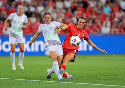 La noruega Tuva Hansen en acción con la suiza Riola Xhemaili en partido de la fase de grupos de la Eurocopa.