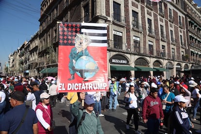 Cartel contra Donald Trump en la asamblea en el Zócalo.