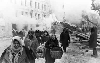 Se cumplen 75 años del fin del asedio nazi a Leningrado. 872 días sitiada bajo uno de los peores asedios que recuerda la historia. El frio (hasta 40 grados bajo cero) y el hambre se sumaron a la guerra y la ciudad se convirtió en un infierno helado. En la imagen, un grupo de civiles abandona sus casas tras un bombardeo alemán de la ciudad sitiada.
