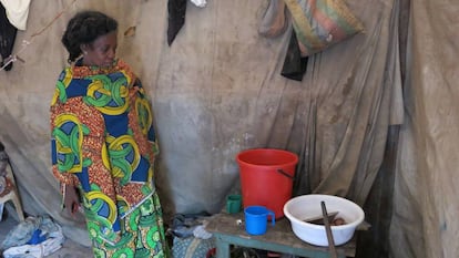 Regina es viuda. Antes de la crisis vivía en el barrio Makambo. Huyó con sus hijos cuando comenzó la violencia. "Cada día, salgo a buscar fuera del campo hierbas y vegetales para preparar la comida".