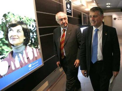 El presidente de la Kutxa, Xabier Iturbe, abandona con gesto de abatimiento la sala de prensa donde valoró el resultado negativo de la asamblea.