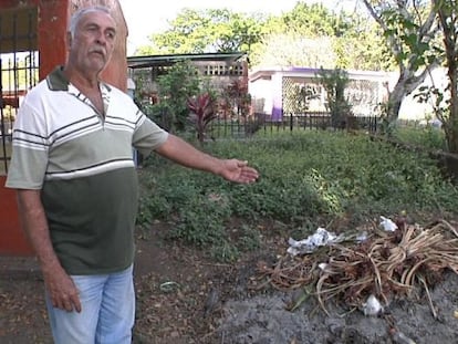 Arturo Moreno, enterrador de Tapachula, Chiapas, señalando una de las fosas comunes, convertida en basurero, donde se entierra a los migrantes sin identificar.
