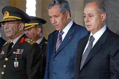 De izquierda a derecha, el jefe del Estado Mayor de las Fuerzas Armadas, general Hilmi Ozkok; el presidente del Parlamento, Bülent Arinc, y el presidente de la República de Turquía, Ahmet Necdet Sezer, ayer en Ankara.