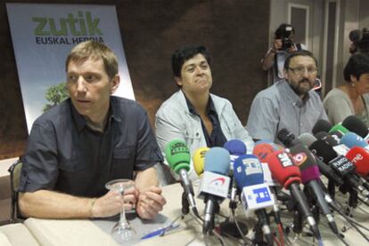 Rufi Etxeberria, Marian Beitialarrangoitia y Txelui Moreno, en rueda de prensa ayer en Bilbao.