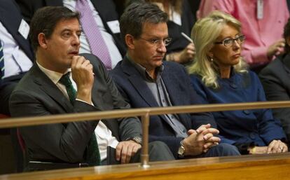 Besteiro (PSdeG), Xavier Vence (BNG) y Corina Porro (PP), en la tribuna de invitados.