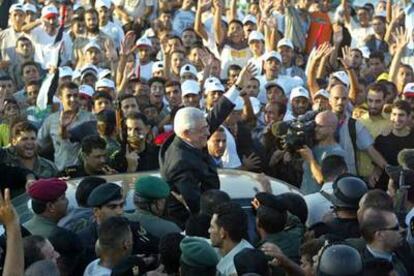 El presidente palestino, Mahmud Abbas, saluda a miles de personas que celebran la retirada de Gaza.