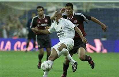 Roberto Carlos trata de profundizar perseguido por Pizarro.