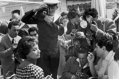 Sophia Loren, entrevistada durante el festival de Cannes de 1958.