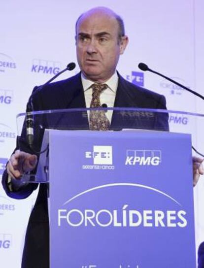 El ministro de Economía y Competitividad, Luís de Guindos, durante su intervención hoy en el primer Foro Líderes que organizan la Agencia EFE y KPMG, un encuentro que reúne a personalidades del mundo económico y empresarial.