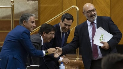 Moreno Bonilla, Marín y Bendodo saludan al portavoz del grupo Vox en Andalucía tras la retirada de las enmiendas a la totalidad del Presupuesto de la Junta.