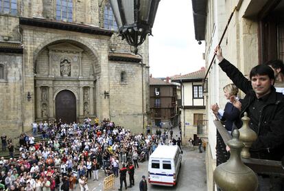 Además de en San Sebastián, Bildu ha logrado el poder en al menos otros 98 municipios vascos, a falta de ver cómo se constituyen los Ayuntamientos de algunos pequeños municipios de Vizcaya. En la imagen, el nuevo alcalde de Errentería (Guipúzcoa), Julen Mendoza.