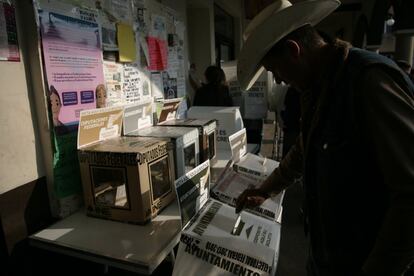 Campesinos de la comunidad de Capilla de Guadalupe en la delegación de Tepatitlán en Morelos Jalisco México acuden a emitir su voto desde las primeras horas de la mañana. Jalisco  uno de los estados más golpeados por la violencia en los últimos meses, elige también gobernador. 

