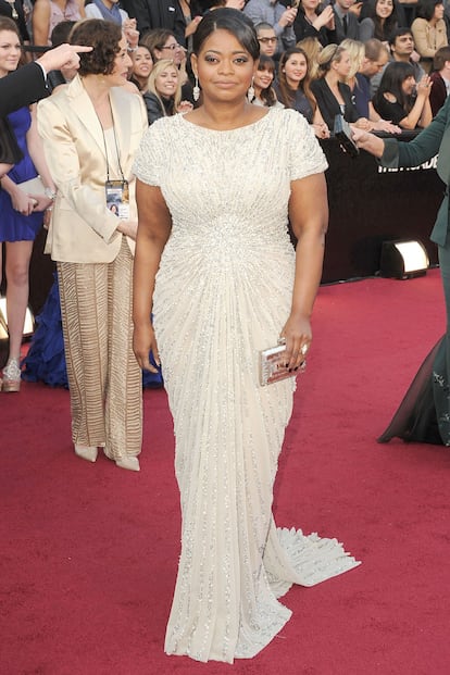 Octavia Spencer de Tadashi Shoji y joyería de Neil Lane y clutch de Judith Leiber.