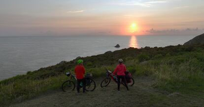 'Bicigrinos' al atardecer en el cabo de Finisterre. 