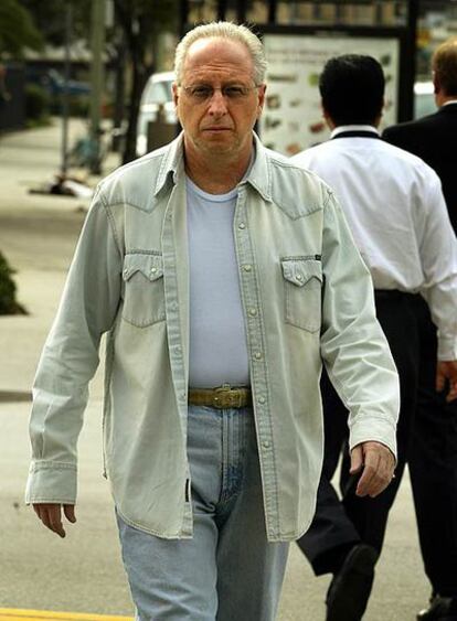 Anthony Pellicano, fotografiado en noviembre de 2003 cuando se dirigía al Centro de Detención Federal de Los Ángeles.