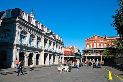 Jackson Square, la antigua plaza de Armas de Nueva Orleans, con el edificio del Cabildo a la izquierda, actual Museo Estatal de Luisiana. 