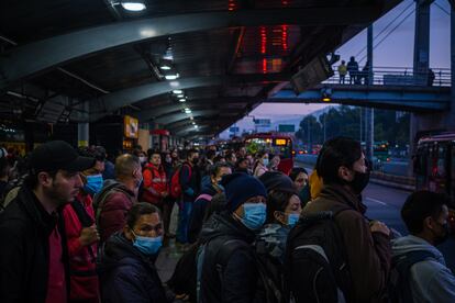 Las estaciones de Transmilenio han funcionado desde las 3:30 a.m., media hora antes a su horario habitual. El cierre de la operación será a la 1:00 a.m. del 23 de
septiembre.